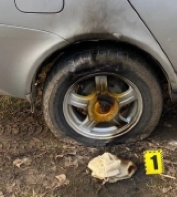 В Одеському районі чоловік підпалив колесо автомобіля та стілець у під&#039;зді