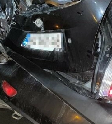 У Львові легковик влетів у вантажний потяг, водія з авто вирізали рятувальники