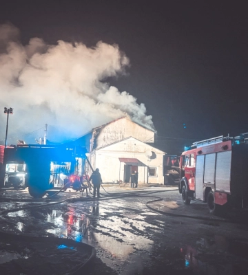 У Сторожинці горіла велика СТО: рятувальники гасили вогонь півтори години
