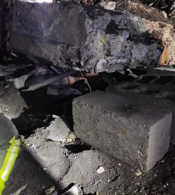 Ворожий удар по Мирнограду на Донеччині: надзвичайники врятували з-під завалів жінку