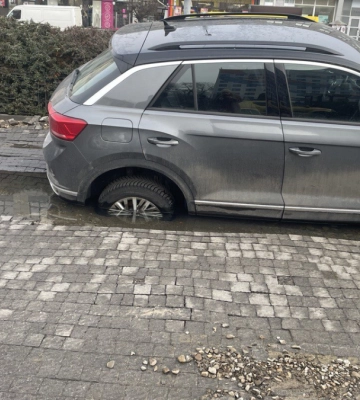 У Франківську через прорив труби автівка провалилася під землю | ФОТО