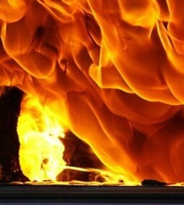 У Львові легковик влетів у вантажний потяг, водія з авто вирізали рятувальники