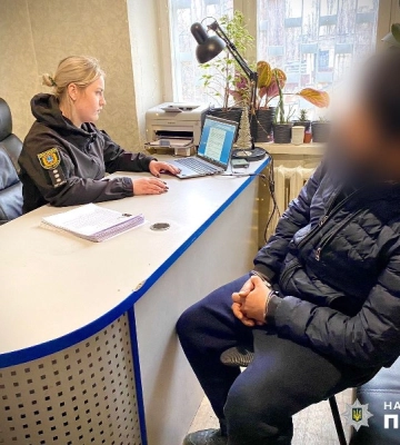 В Одесі серед білого дня пограбували перехожу