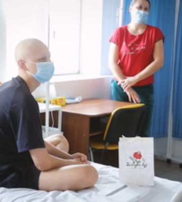 Дніпровські лікарі провели успішну трансплантацію кісткового мозку 17-річному Дмитру з Полтави