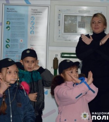 Миколаївські правоохоронці продовжують навчати безпеці учнів шкіл у мобільному класі