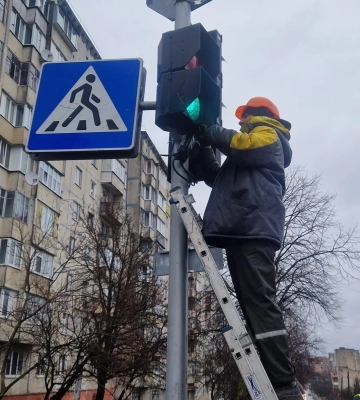У Рівному «латають» ями та ремонтують світлофори