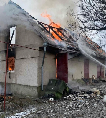 У селі на Рівненщині вогонь знищив дах, перекриття й меблі в господарській будівлі