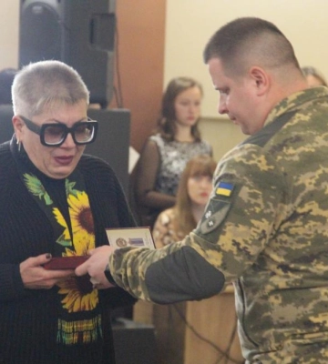 Посмертні відзнаки: у Рівному родичам полеглих на війні захисників передали державні нагороди (ВІДЕО)