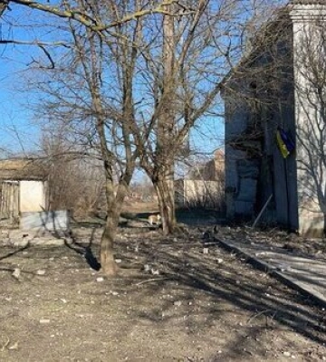 Росіяни вдарили з авіації по житлових будинках та &quot;Пункту незламності&quot; на Херсонщині. ФОТОрепортаж