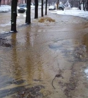 У Києві на вулиці Олекси Тихого внаслідок пошкодження водопроводу п’ять будинків залишились без води