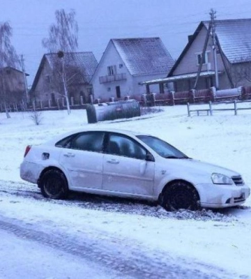 Раптово почала перебігати дорогу: у Вараському районі збили 12-річну дівчинку