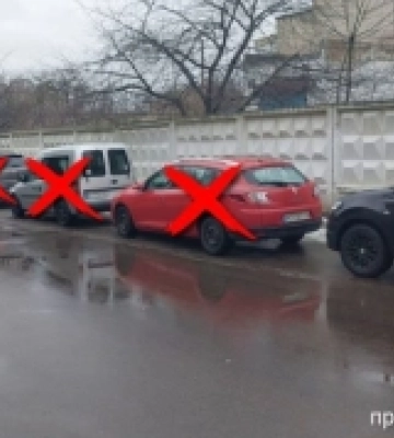 У Луцьку біля лікарні оштрафували водіїв, котрі неправильно припаркували авто та заважали проїзду швидких
