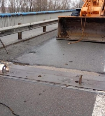 У Києві до кінця дня буде обмежений рух на Північному мосту. У чому причина