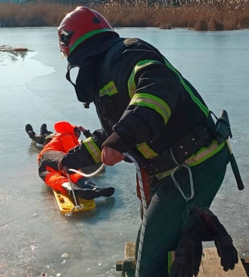 На Київщині двоє чоловіків провалились під кригу, один загинув