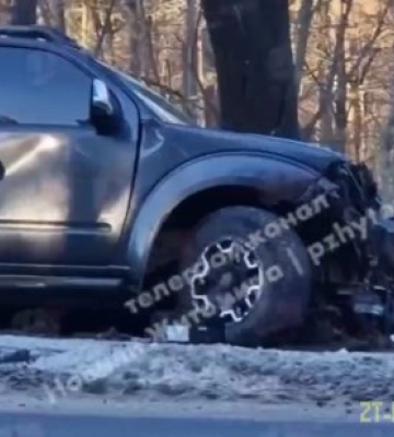 У Житомирі водій автомобіля Nissan не обрав безпечної швидкості і зіштовхнувся з автобусом Volvo
