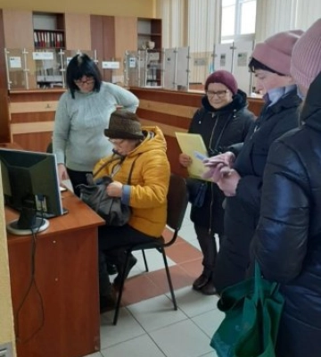 В Ужгороді податківці інформують громадян про порядок подання декларації про майновий стан та доходи