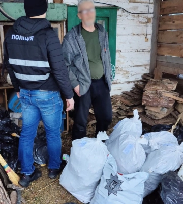 На Чернігівщині поліцейські вилучили у пенсіонера близько 5 кілограмів наркотиків (ФОТО)