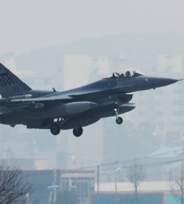 У Південній Кореї розбився винищувач F-16. Пілоту вдалося катапультуватися
