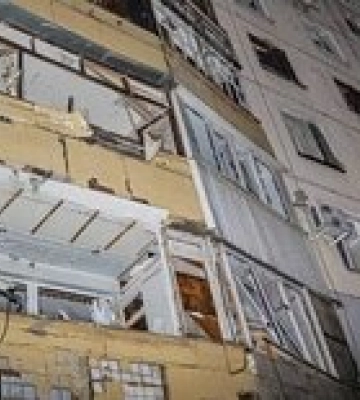 Появились фото с последствиями российской атаки на Харьков: есть пострадавшие и разрушения