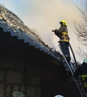 У Кролевці вогнеборці врятували житловий будинок (відео)