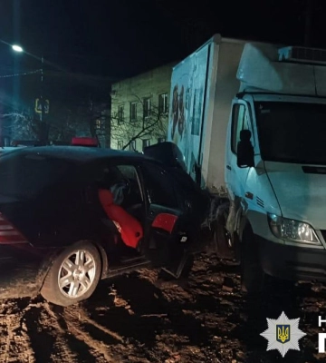 П&#039;яний водій в&#039;їхав у припаркований вантажний фургон й убив свого пасажира