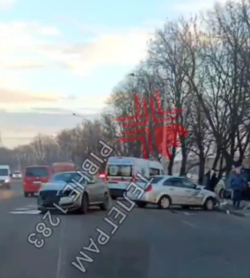 У Рівному зіткнулися легковики. На місці - швидка