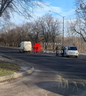 У Рівному – потрійна ДТП: Є травмований (ВІДЕО)