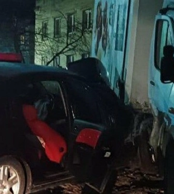 П&#039;яний водій в&#039;їхав у припаркований вантажний фургон й убив свого пасажира