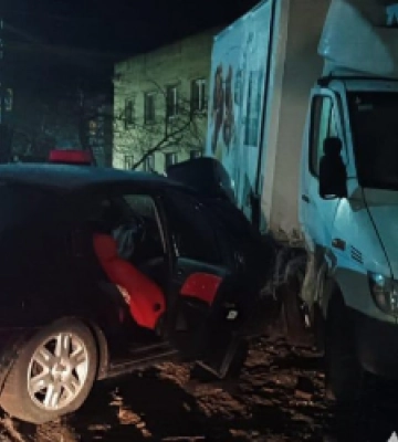 П&#039;яний водій в&#039;їхав у припаркований вантажний фургон й убив свого пасажира