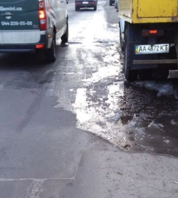 В Киеве произошло сразу два повреждения на водопроводах