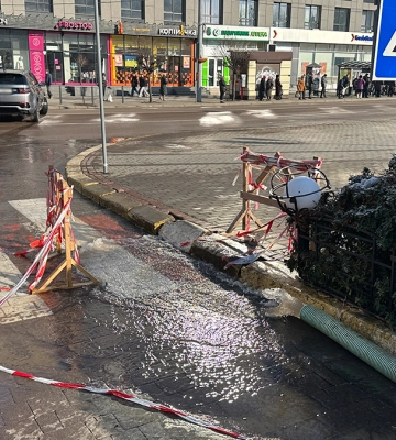 У Франківську біля готелю ліквідовують прорив