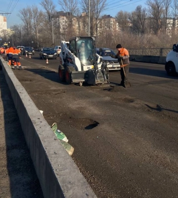 На Пасічнянському мості триває ямковий ремонт: що встигли зробити?