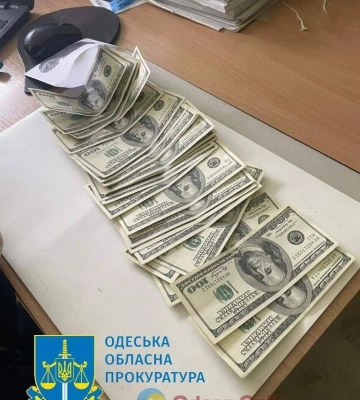 На Одещині співробітник ДМС вимагав хабар за підтвердження дітям громадянства України