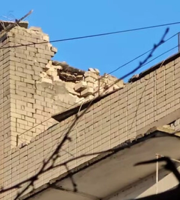 Рашисти вдарили по житловій багатоповерхівці в Херсоні. ВIДЕО