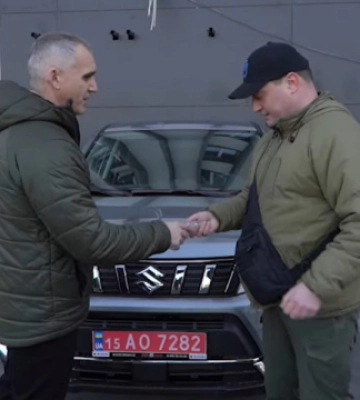 &quot;Нехай служать надійно&quot;. Громада Миколаєва передала позашляховики бійцям ГУР