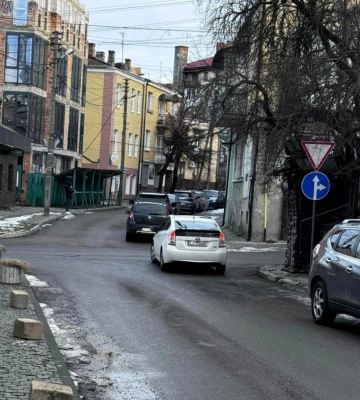 У Луцьку біля ліцею №9 зробили односторонній рух