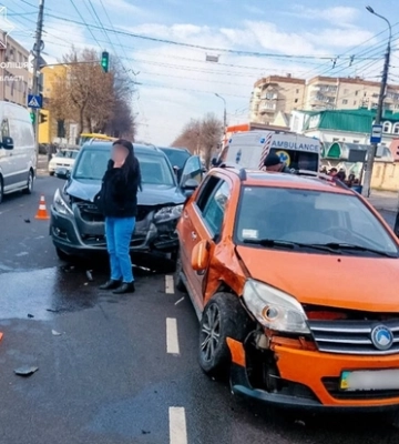 У Луцьку водійка Volkswagen «пролетіла» на червоний та протаранила дві автівки 