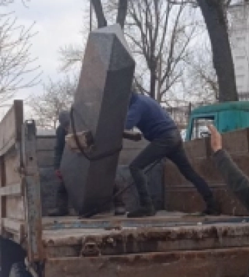 В Острозі демонтували два комуністичні пам&#039;ятники
