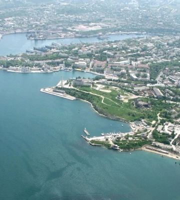 Уламки нібито збитої ракети впали в окупованому Севастополі