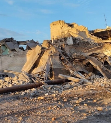 Росіяни скинули авіабомбу на школу в Бериславському районі Херсонщини: Постраждалих немає. ФОТОрепортаж
