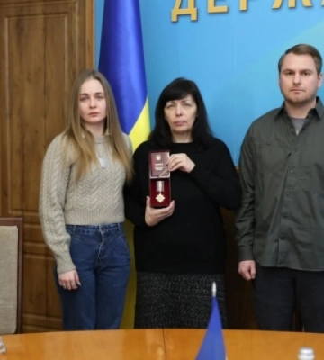 Руслан Кравченко передав орден “За мужність” льотчика Джуса мамі та дівчині загиблого героя