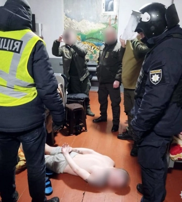 На Рівненщині двоє зеків заробляли на «наданні» інтимних послуг