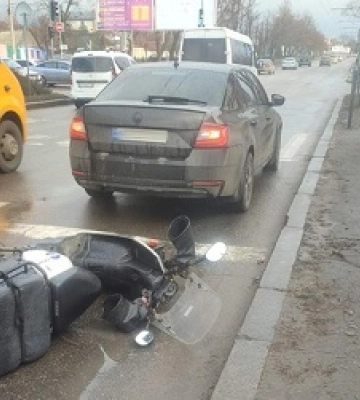 У Миколаєві водій автомобіля збив мопедиста, після чого побив потерпілого
