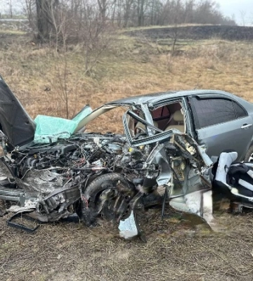 Постраждала родина: на трасі Кривий Ріг – Дніпро зіштовхнулися легковик і вантажівка