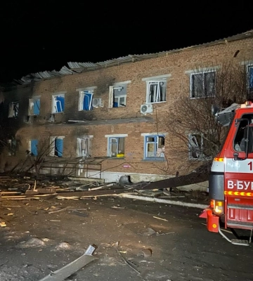 Оккупанты сбросили авиабомбы по гражданской больнице на Харьковщине, есть раненые