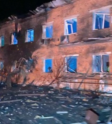 В Харьковской области россияне сбросили на больницу авиабомбу: фото последствий