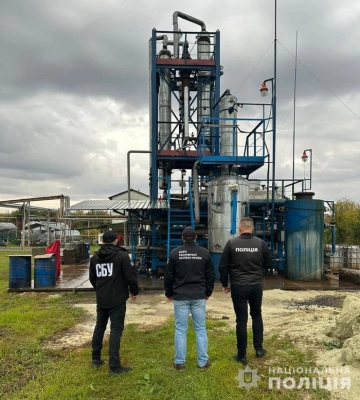 Повідомлено підозри організаторам підпільного нафтопереробного заводу на Закарпатті