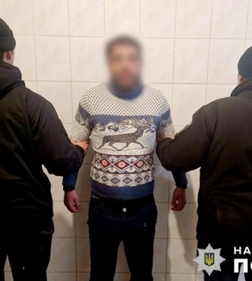У Києві затримали чоловіка, підозрюваного у пограбуванні жінки