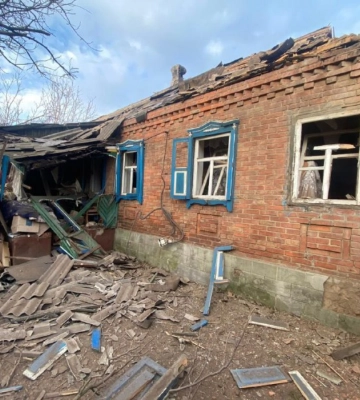 Оккупанты за сутки атаковали десятки населенных пунктов Донетчины: повреждены дома, школа и перебита ЛЭП