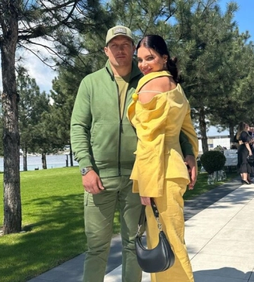 «Ще одна українка». Дружина Олександра Усика Катерина показала перші фото новонародженої доньки та листівку від Залужного